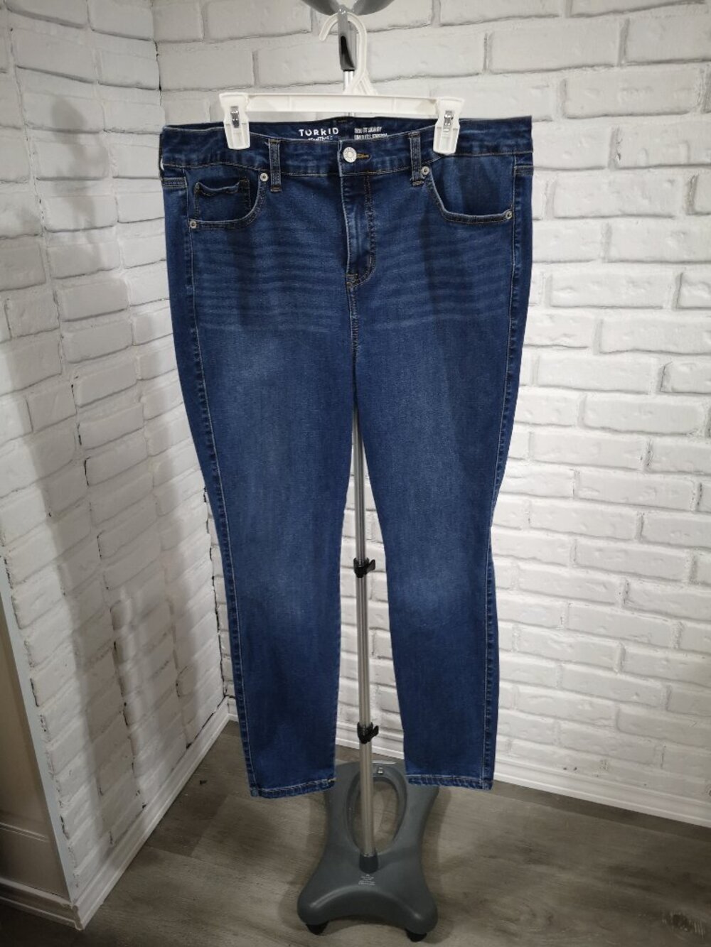 Torrid Trio Fit Skinny Ladies Size 16R Medium Wash Limitless Stretch Jeans